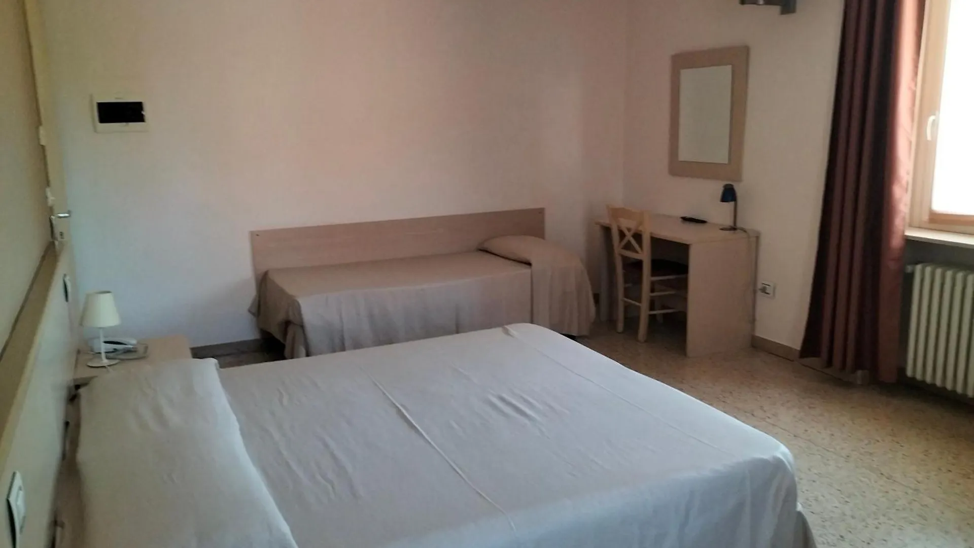 Albergo Grifone 1891 Peschiera del Garda 2*,  Italy