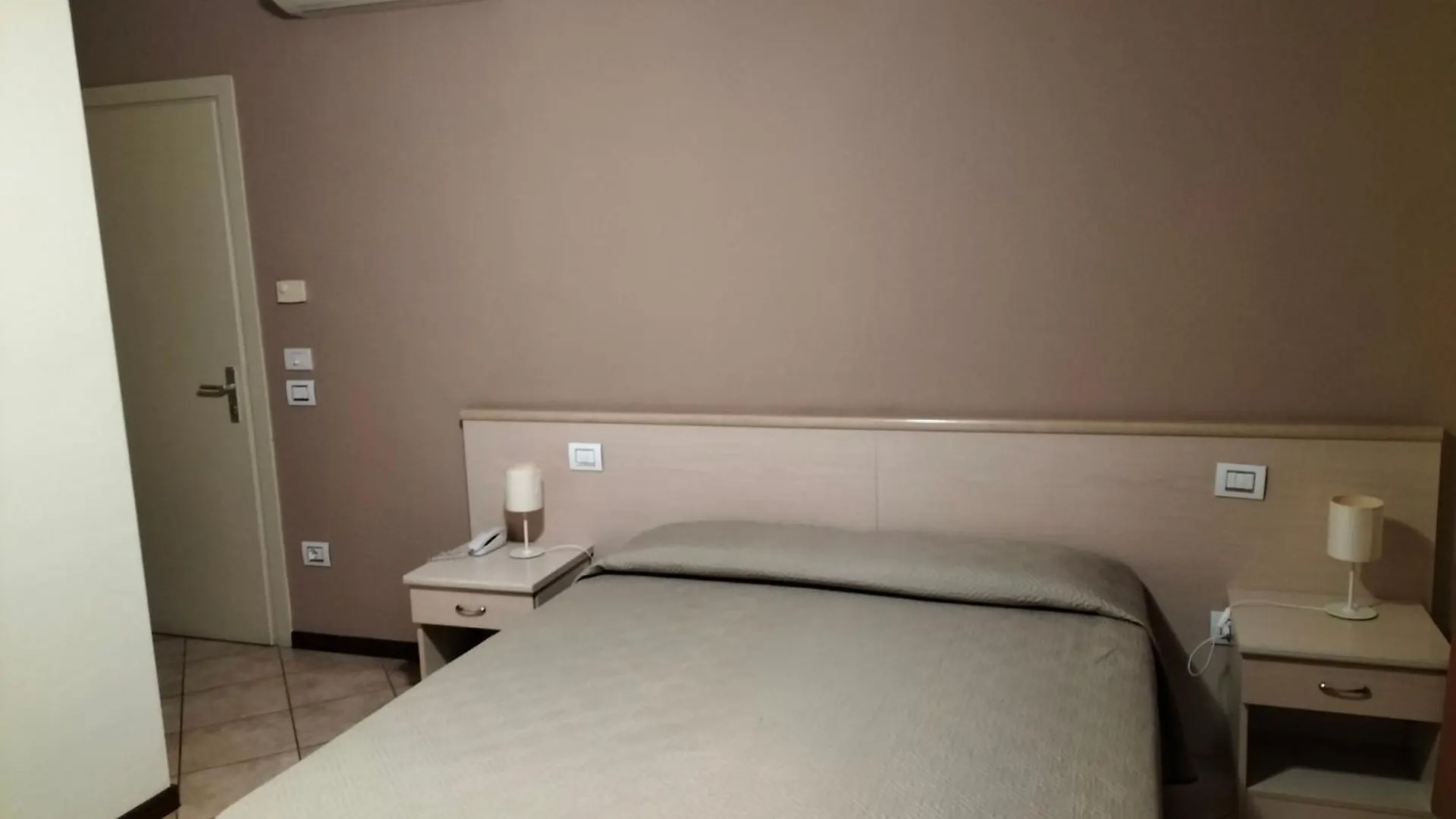 Albergo Grifone 1891 Peschiera del Garda 2*,